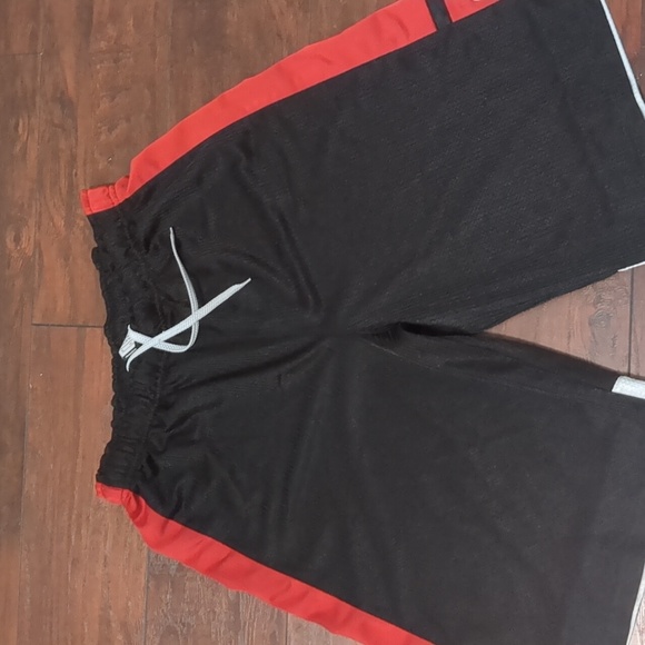 Youth Nike shorts XL - Picture 2 of 6